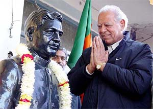 Actor and Rajya Sabha MP Dara Singh pays homage to Late Harbans Lal Khanna, leader of Akhil Bhartiya Janta Party