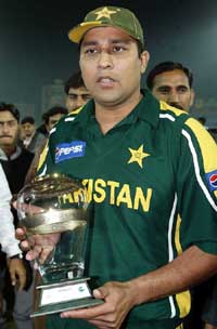 Pakistani skipper Inzamam-ul-Haq holds the trophy after winning the one-day series against New Zealand in Rawalpindi on Sunday