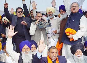 Union Ministers Vinod Khanna and I.D.Swami, flanked by SGPC chief Gurcharan Singh Tohra and MP Balbir Punj