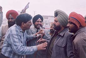 Private college teachers argue with policemen during a dharna outside the house of Mr Harnam Dass Johar, Minister for Higher Education, Punjab