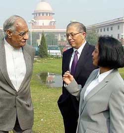 Eminent Journalist Kuldeep Nayyer, The Hindu editors N. Ravi and Malini Parthasarthi, discuss about the hearing of the Hindu's petition, challenging the 15-day sentence to Ravi, Malni and four other senior journalists by the Tamil Naidu assembly