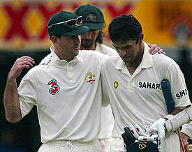Australian vice-captain Ricky Ponting (L) walks with his Indian counterpart Rahul Dravid 
