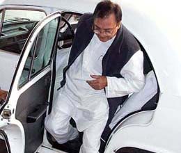 Veteran Congress leader Sunil Dutt arrives to attend the Congress Parliamentary Party meeting