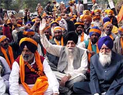 SGPC chief Gurcharan Singh Tohra along with other Badal supporters