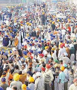 An unending stream of Akali workers and a cavalcade of cars formed the caravan that followed Mr Parkash Singh Badal and his son, Sukhbir Singh Badal, after their release from Central Jail, Patiala, on Wednesday.