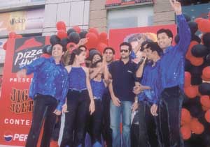 Sensations members from Kirori Mal College, the winners of Pizza Hut �Jig & Jeeto� contest, with actor Fardeen Khan