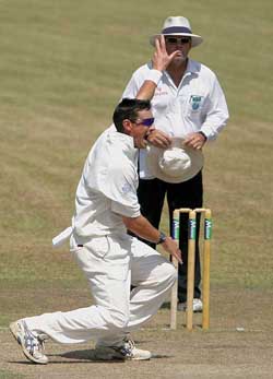 England's Ashley Giles makes an unsuccessful appeal against Sri Lankan opener Sanath Jayasuriya