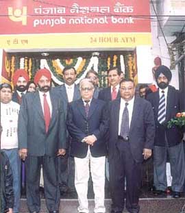 Mr P. Shanker, CVC, inaugurating PNB’s office site ATM at Mayur Vihar in the Capital in the presence of Mr S. S. Kohli, CMD, PNB, Mr T.S. Narayanasami, ED, PNB, and other senior executives.