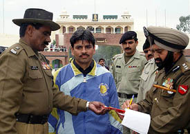 Indian national Shahid Ali (C) crosses the border from Wagha check-post on Sunday. Shahid was arrested in Pakistan in a gold smuggling case and was sentenced to five-year imprisonment
