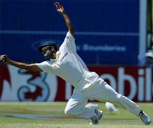 Rahul Dravid takes a spectacular catch to dismiss Australia's Damien Martyn