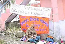 Mr Roshan Lal, a trained graduate teacher on dharna at Hamirpur