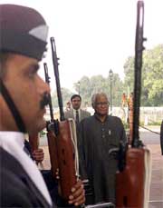 Defence Minister George Fernandes pays homage to martyrs at Amar Jawan Jyoti