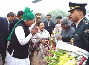President APJ Abdul Kalam is greeted by Haryana Chief Minister Om Prakash Chautala on the former�s arrival to inaugurate the National Brain Research Centre