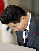 South Korea's President Roh Moo-hyun bows after a news conference