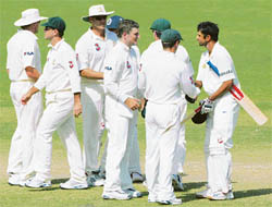 Rahul Dravid shakes hand with members of the Australian team