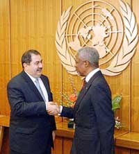Iraqi Foreign Minister Hoshyar Zebari greets United Nations Secretary-General Kofi Annan