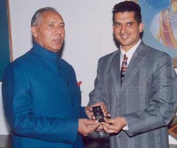 Mr Harpreet Sandhu, Deputy Advocate General, Punjab, presents the insignia of the International Bar Association to Governor O.P. Verma