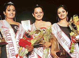 Ramandeep, who won the "Ayur Face of the Year-2003" title, flanked by first runner-up Kangna and second runner-up Bhoomika 