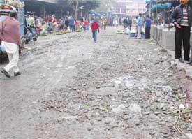 Despite bumpy roads, encroachments and filth in the fruit and vegetable market, Sector 26, thousands of customers and farmers visit it daily