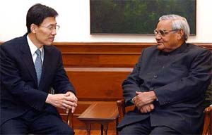 Prime Minister Atal Behari Vajpayee chats with South Korean Minister of Foreign Affairs Yoon Young-kwan