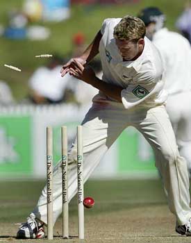 New Zealand's Ian Butler attempts to run out Moin Khan of Pakistan on the fourth day of their first Test in Hamilton, New Zealand 