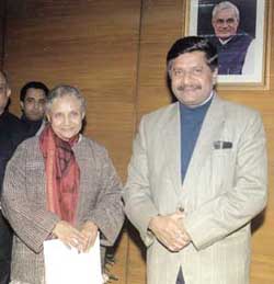 Chief Minister Sheila Dikshit with Information and Broadcasting Minister Ravi Shankar Parsad in the Capital