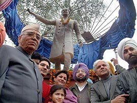 Captain Amarinder Singh unveils the statue of Parbodh Chander at Gurdaspur on Tuesday