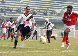 JCT Phagwara's IM Vijayan races to gain control of the ball as Vasco's Denis Cabral rushes to tackle him in the eighth National Football League match