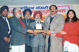 Dr Surjit Pattar honours Safi Rammah at a function organised by the Punjabi Cultural Study Circle and the Punjabi Mazlis International at the Punjabi Bhavan.