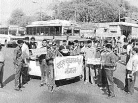 Nangal residents collect donations for repair of the Anandpur Sahib-Nangal road