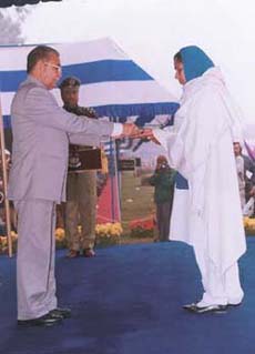 The Union Minister of State for Home Affairs, Mr I. D. Swami, presenting the President’s Medal for Gallantry (posthumously) to Mrs Munni Devi