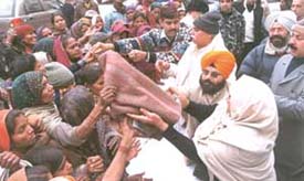 National Akali Dal president Paramjit Singh Pamma distributes blankets to the needy