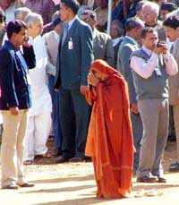 Madhya Pradesh Chief Minister Uma Bharati pays her last respects to former BJP President Khushabhau Thakre during the latter's cremation 
