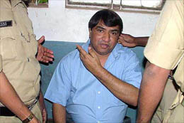 Prime accused in the multi-crore fake stamp paper scam, Abdul Karim Telgi, being brought to a Bangalore court