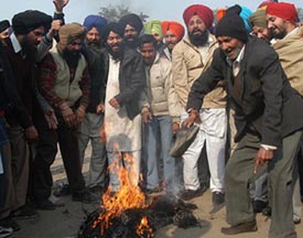 Shiromani Youth Akali Dal activists set ablaze the effigy of the Chief Minister of Punjab