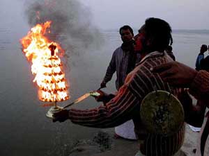 Devotees perform aarti at the banks of Ganga 