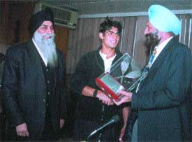 Chairman of the National Commission for Minorities Tarlochan Singh, on behalf of the International Council of Punjabis, presenting a memento to promising tennis player Navdeep Singh, who won the DSCL Open National Tennis Championship Under-18