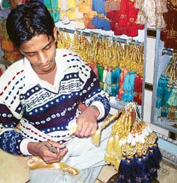 A �karigar� busy making a �parandi�