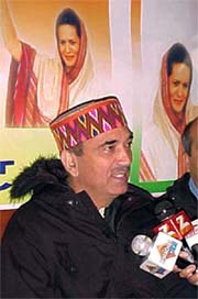 Congress leader Ghulam Nabi Azad addresses mediapersons at Shimla