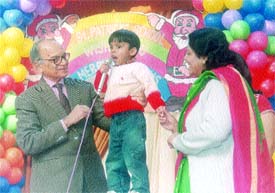 Union Minister for Tourism Jagmohan at a Christmas carnival
