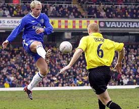 Chelsea�s Eidur Gudjohnsen fights for the ball with Watford�s Sean Dyche 