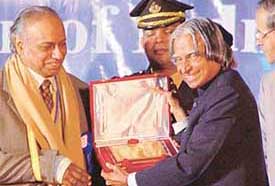 The President of India, Dr APJ Abdul Kalam, receives a memento from Mr Asis Dutta, President of the Indian Science Congress, at the 91st session of the Congress at Panjab University