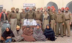 A gang of narcotics smugglers along with women peddlers arrested by the Jagraon police