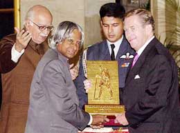 The President, Dr A.P.J. Abdul Kalam, presents the Gandhi Peace Prize, 2003, to former President of Czechoslovakia Vaclav Havel at Rashtrapati Bhavan on Monday. 
