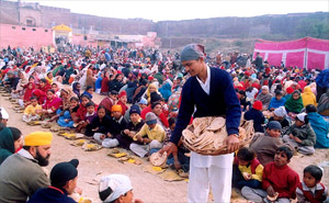 Devotees at the historic Gobindgarh Fort, Bathinda, partake langar on the occasion of birthday of Guru Gobind Singh