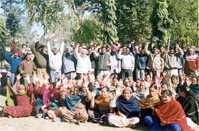 Members of the Government Servants Welfare Association stage a dharna in protest against the registration of a false case against a resident of the area in Ludhiana
