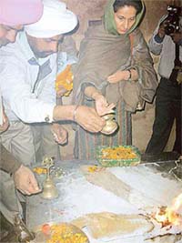 Patiala MP Preneet Kaur pays obeisance at the ��dhuni�� of Baba Ala in the Quila Mubarak Androon complex