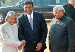President A.P.J. Abdul Kalam shakes hand with Guyana's President Bharrat Jagdeo as Prime Minister Atal Bihari Vajpayee looks on