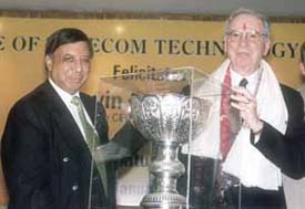 Dr Irwin Mark Jacobs, CEO, Qualcomm Inc, USA, receives the Platinum Award of the Century for technology innovation