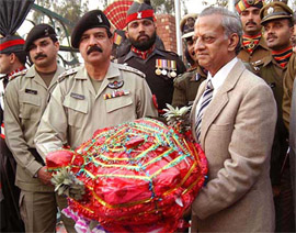 Union Home Secretary N. Gopalaswami presents a basket of sweets Pak Wing Commander Sher- E-Zaman Khan at the Wagah joint checkpost 